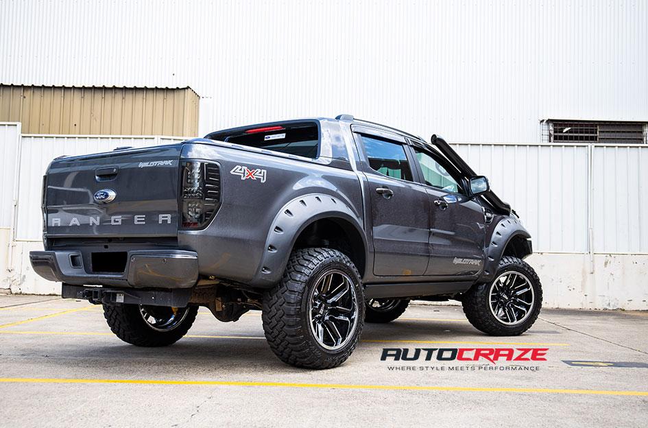 FORD RANGER MO202 GLOSS BLACK MACHINED CENTER WITH CHROME LIP